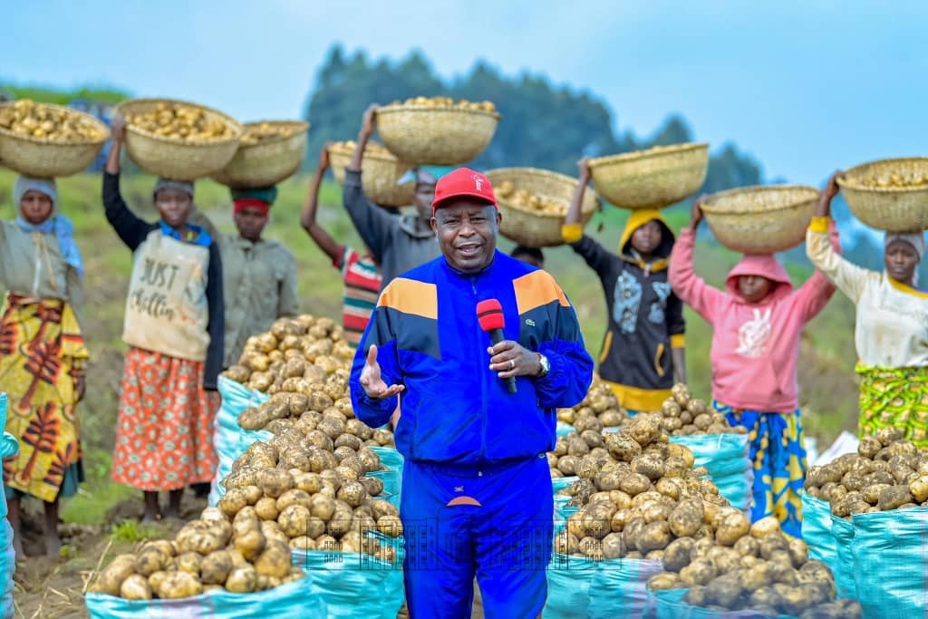 Umukuru w’igihugu Evariste Ndayishimiye ari kumwe n’umutambukanyi wiwe bimbuye umurima wabo w’ibiraya uri muri zone Bugarama ya Komine Muramvya, kuri uyu wa 7 Mukakaro 2025 Umukuru w’igihugu Evariste Ndayishimiye ari kumwe n’umutambukanyi wiwe bimbuye umurima wabo w’ibiraya uri muri zone Bugarama ya Komine Muramvya, kuri uyu wa 7 Mukakaro 2025