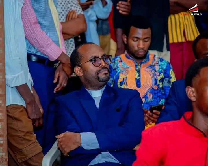 « Abanyeshure batwara inda muri Kaminuza baziterwa na bande ? […] si uko mukwiye kubakira. »